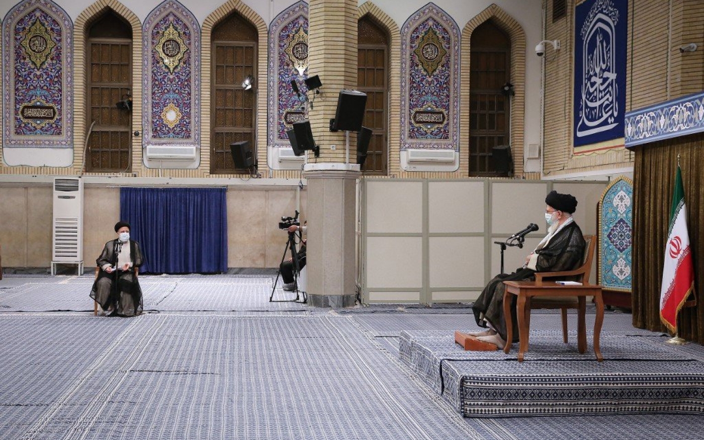 L’ayatollah Ali Khamenei (à droite), guide suprême iranien, rencontre le président élu Ebrahim Raïssi à Téhéran, le 28 juin 2021 (AFP)