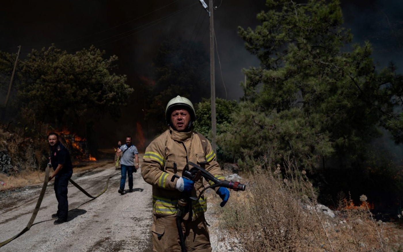 Des pompiers tentent de combattre le feu dans la région de Marmaris, le 2 août 2021 (AFP/Yasin Akgül)