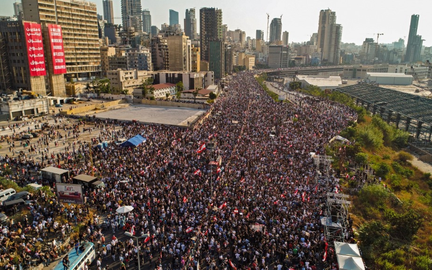 Vue aérienne de la manifestation à Beyrouth, le 4 août 2021 (AFP/Kameel Rayes)