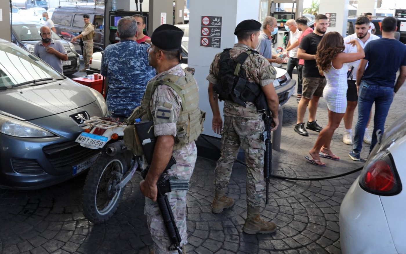 Soldats libanais déployés dans une station-service de Beyrouth, le 14 août 2021 (AFP/Anwar Amro)