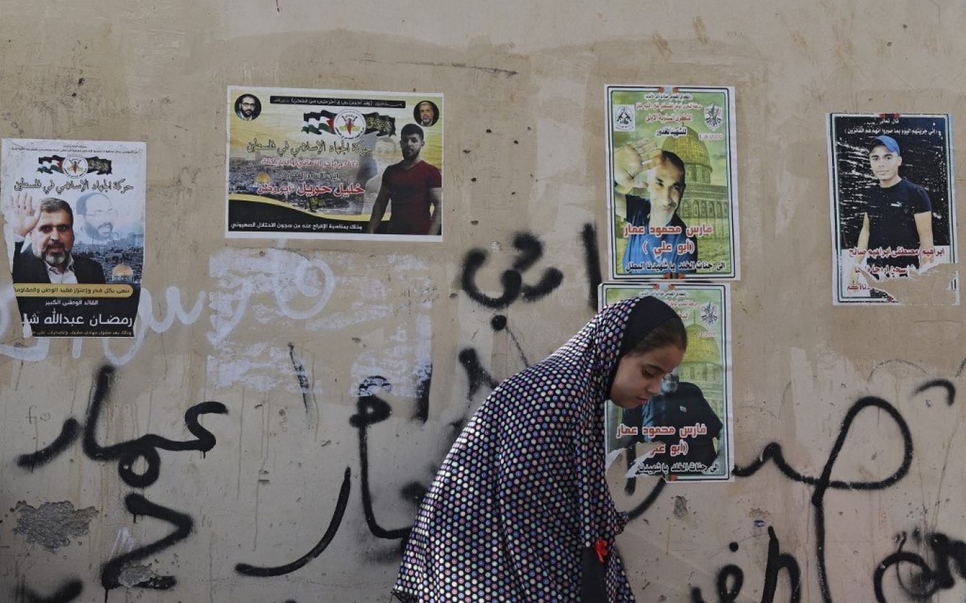 Des affiches de martyrs et de prisonniers palestiniens sont collées partout dans le camp de réfugiés de Jénine (AFP)