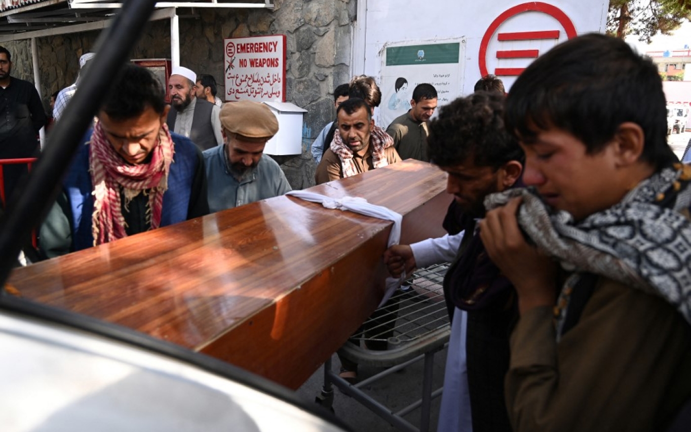 Des Afghans chargent dans une voiture le cercueil d’une victime de l’attentat du 26 août, qui a tué des dizaines de personnes, dont 13 soldats américains, à Kaboul (AFP/Amir Qureshi)