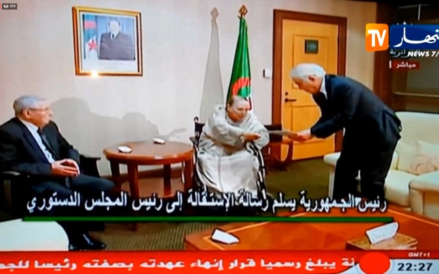 Le 2 avril 2019, Abdelaziz Bouteflika est contraint à la démission : il remet sa lettre au président du Conseil constitutionnel Tayez Belaïz (capture d’écran Ennahar)