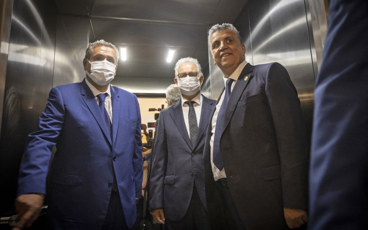 Aziz Akhannouch (à gauche), Abdellatif Ouahbi (à droite) et Nizar Baraka dans un ascenseur après l’annonce de la coalition, le 22 septembre 2021 à Rabat (AFP/Fadel Senna)