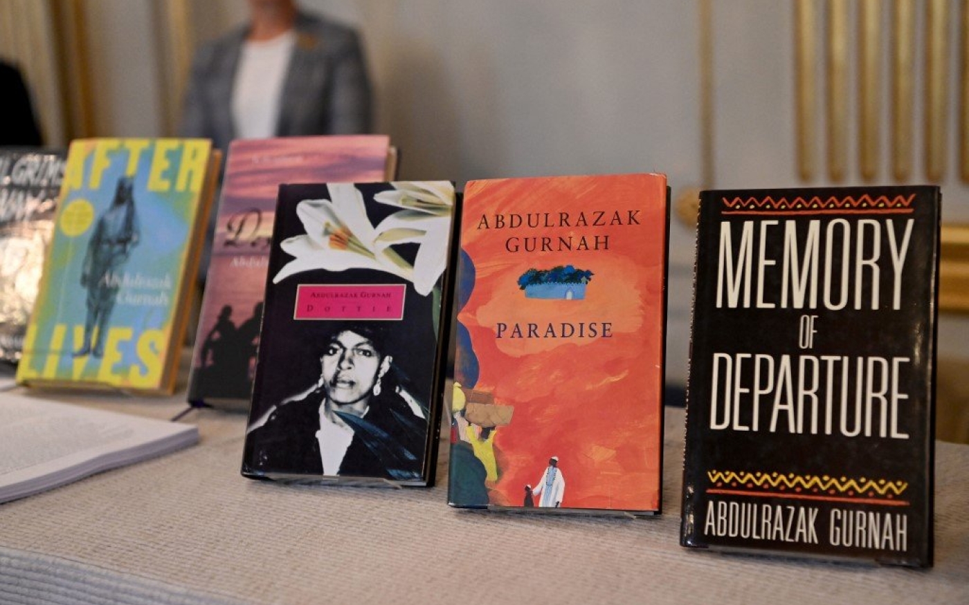Des livres du romancier Abdulrazak Gurnah exposés à l’Académie suédoise de Stockholm, après l’annonce de son prix Nobel de littérature, le 7 octobre 2021 (AFP)