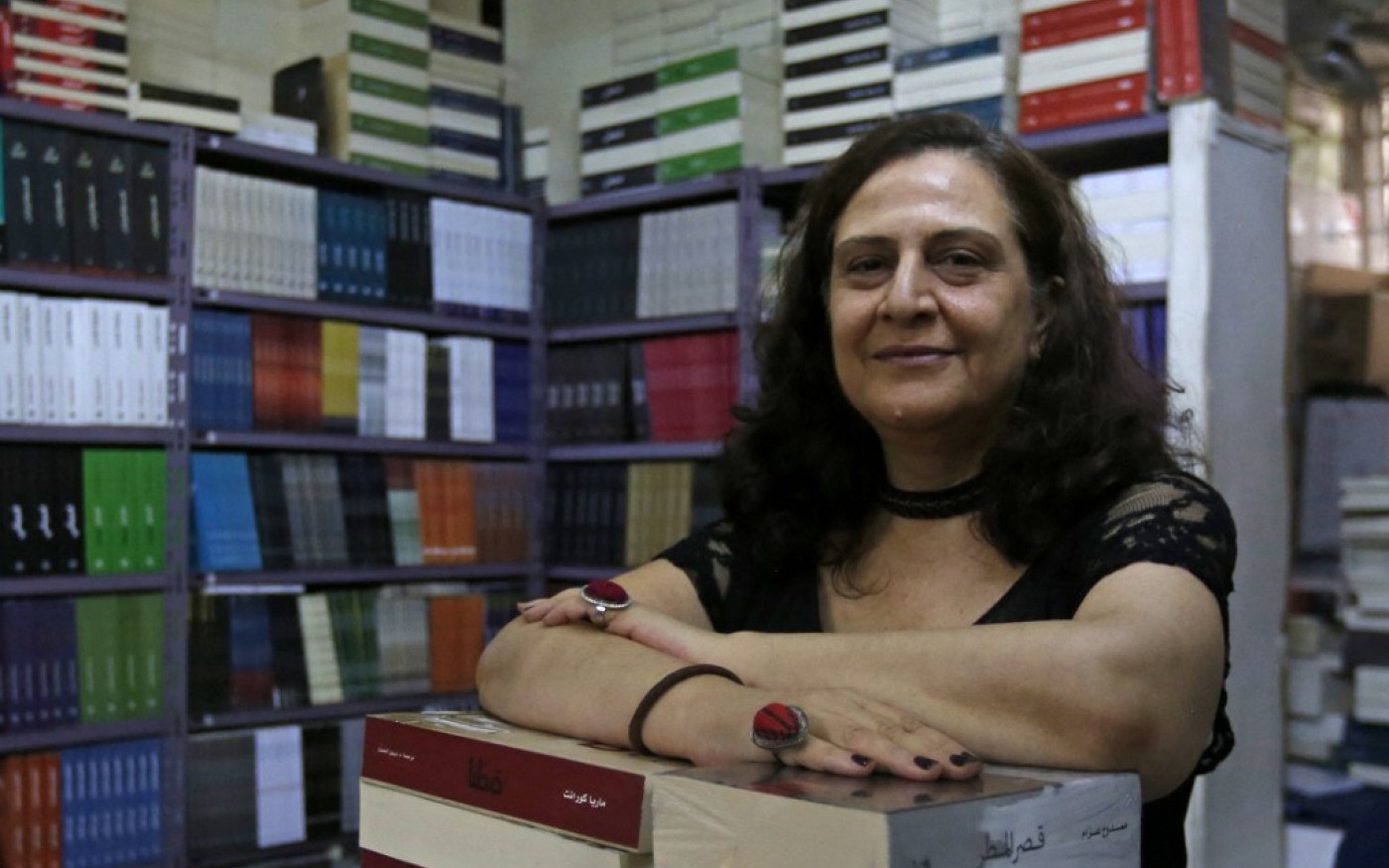 Samar Haddad dans la librairie Dar Atlas fondée par son père en 1955 à Damas (AFP/Louai Beshara)
