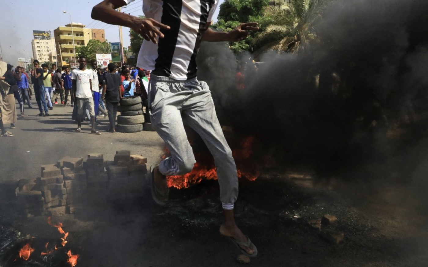 Des manifestants soudanais dénoncent les arrestations par l’armée de membres du gouvernement, le 25 octobre 2021 (AFP)