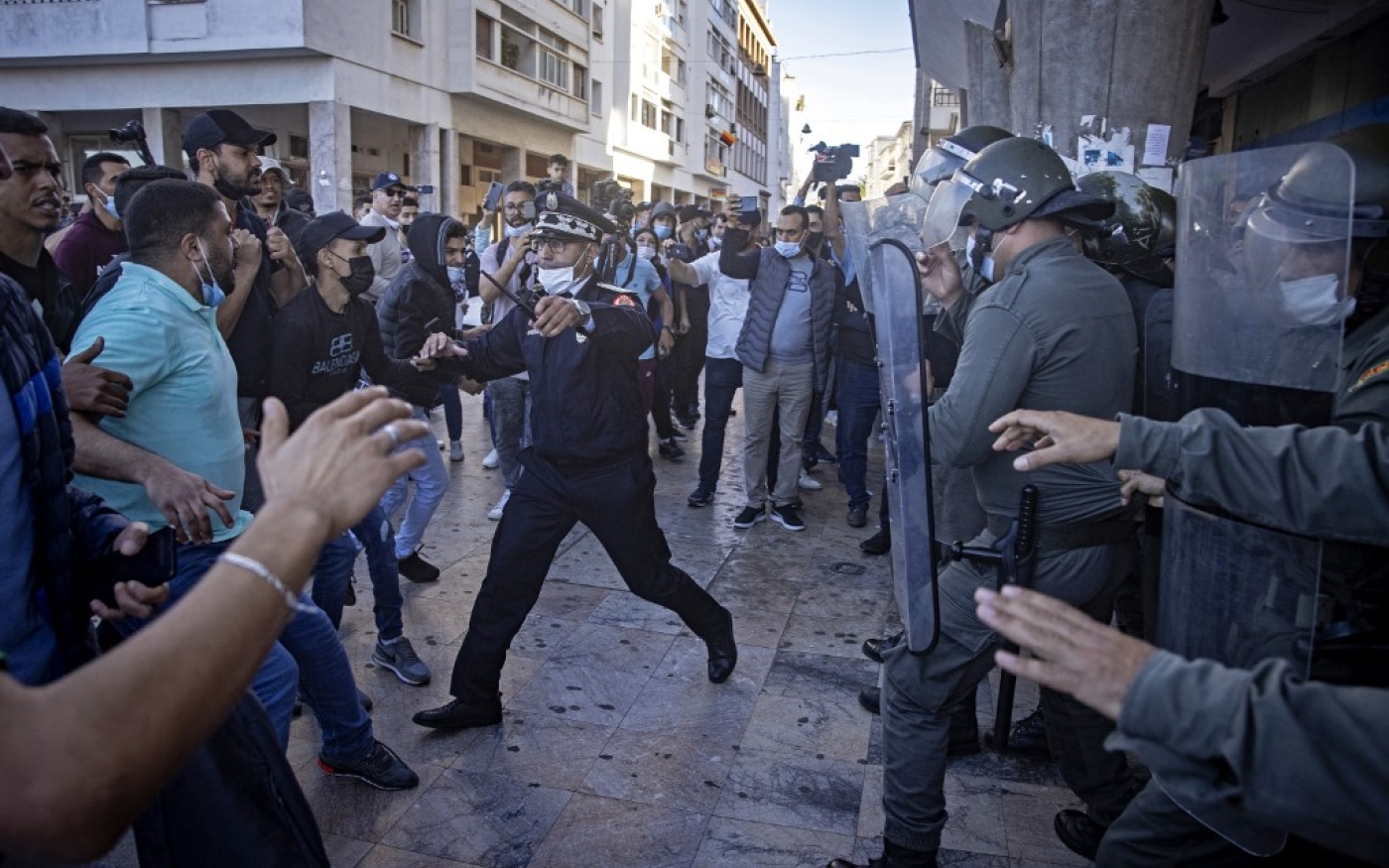 Les forces de sécurité interviennent lors d’une manifestation contre le pass vaccinal, à Rabat, le 31 octobre 2021 (AFP/Fadel Senna)