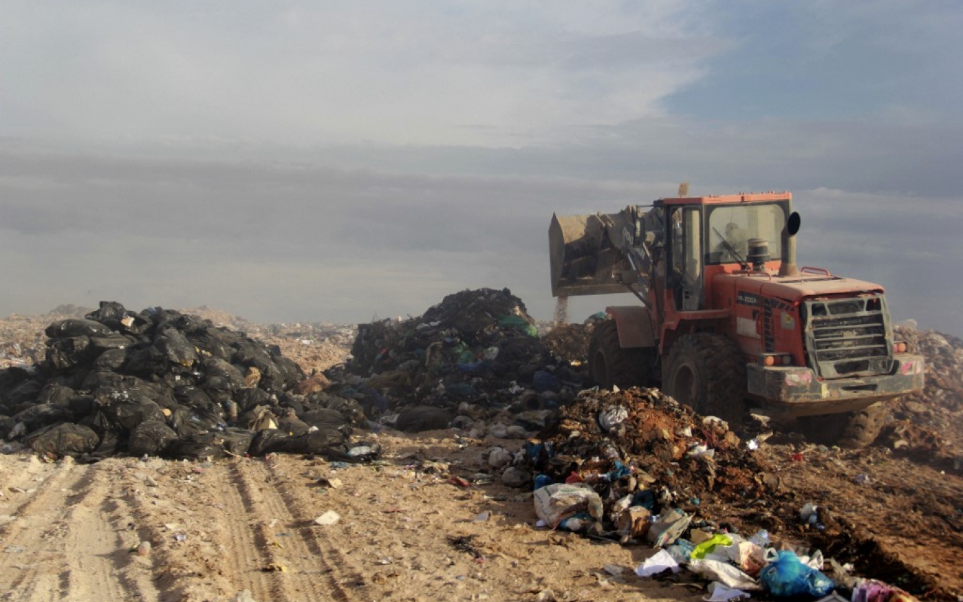 Un tracteur enterre des ordures après la réouverture d’une décharge à Agareb, le 9 novembre 2021 (AFP/Houssem Zouari)