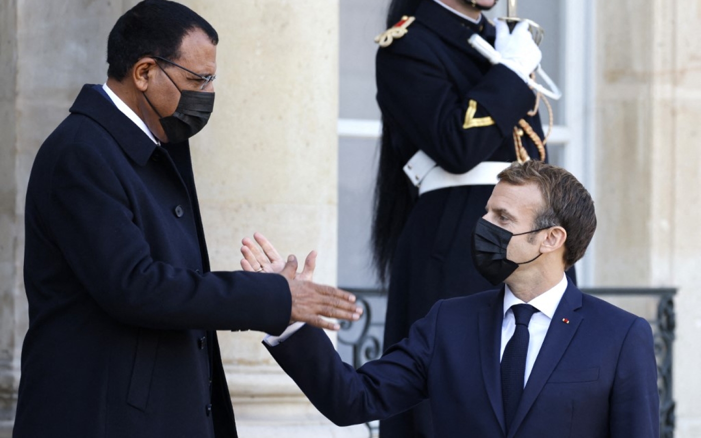 Emmanuel Macron et son homologue Mohamed Bazoum, à l’Élysée, le 12 novembre 2021 (AFP/Ludovic Marin)