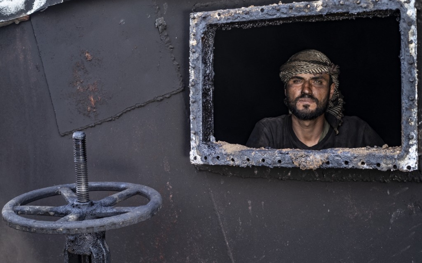 Un employé d’une raffinerie de fortune, dans la province de Hassaké, dans le nord-est de la Syrie sous contrôle kurde (AFP/Delil Souleiman)