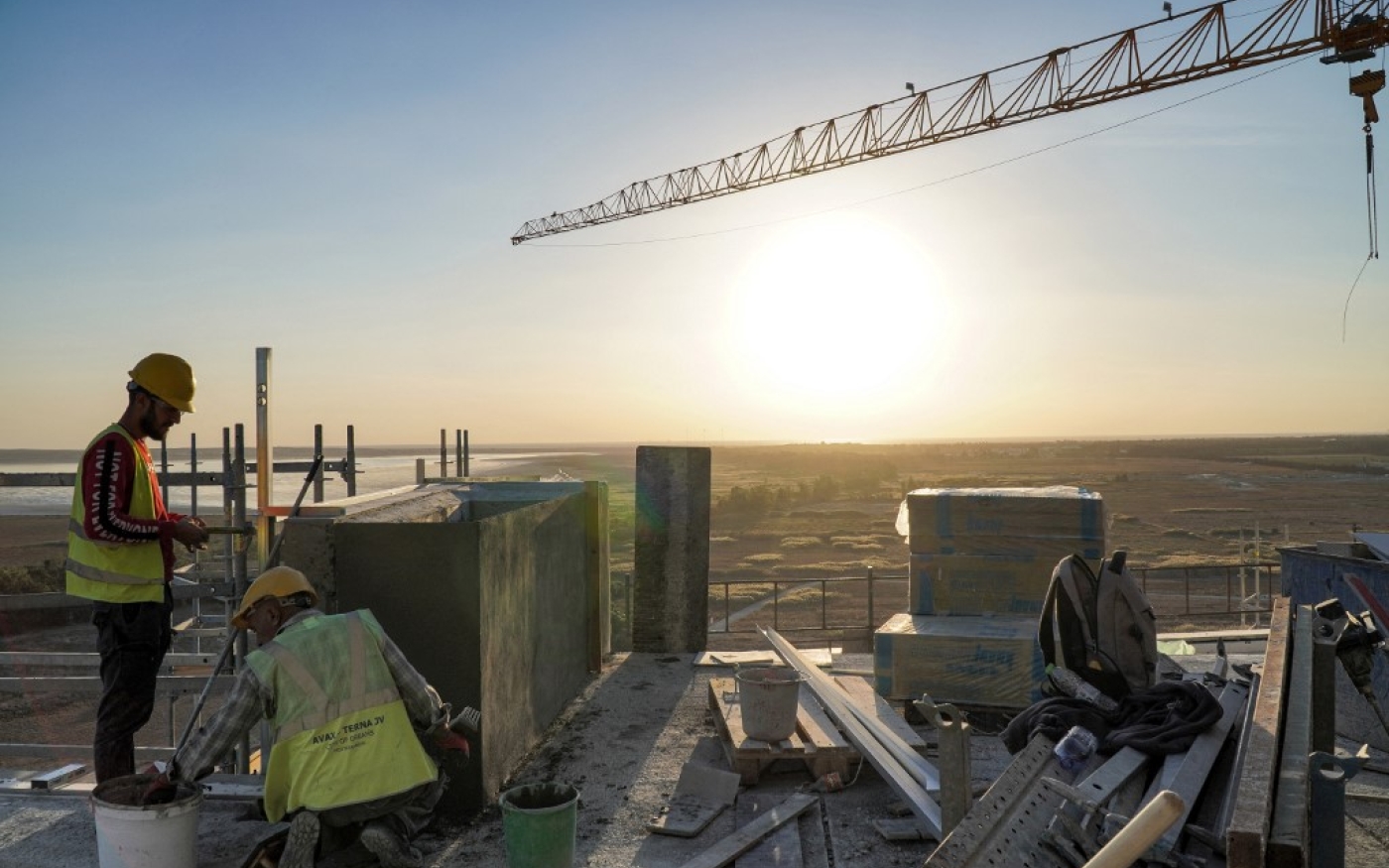 Des ouvriers du bâtiment travaillent sur le site du casino City of Dreams Mediterranean dans la ville côtière de Limassol, au sud de Chypre (AFP/Roy Aiss)