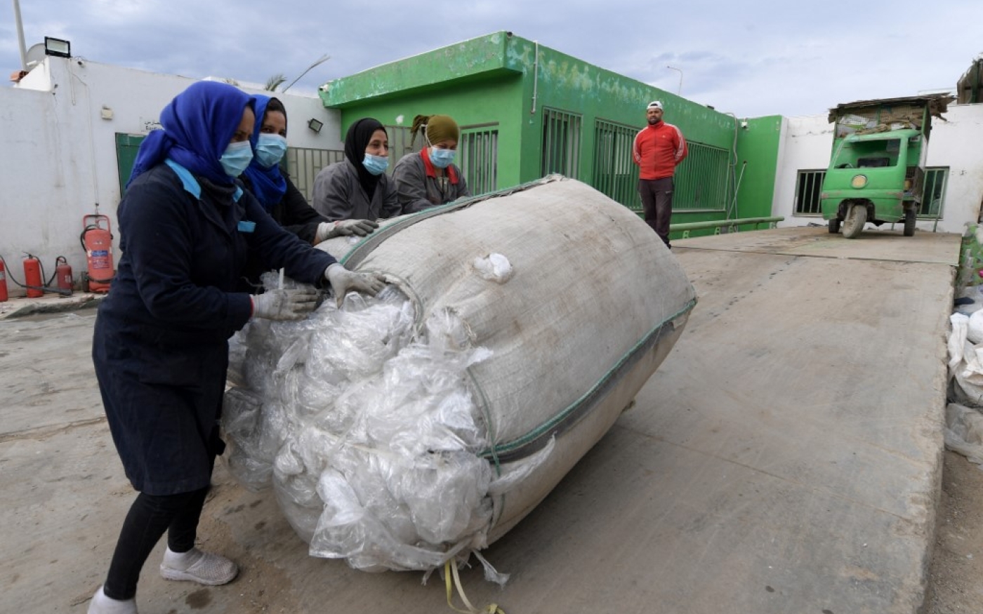 Des employés d’African Recycling, près de Tunis (AFP/Fethi Belaid)