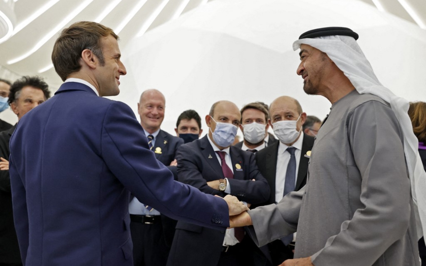 Emmanuel Macron et le prince héritier émirati Mohammed ben Zayed sur le site de l’exposition universelle de Dubaï, le 3 décembre 2021 (AFP/Thomas Samson)