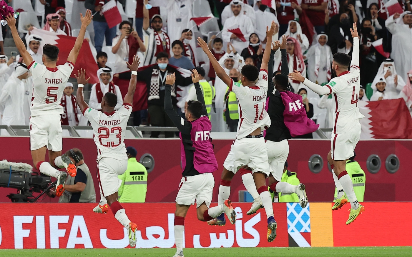Les joueurs du Qatar célèbrent leur victoire remportée à la dernière minute contre Oman (1-2) en phase de groupes de la Coupe arabe de la FIFA (AFP)