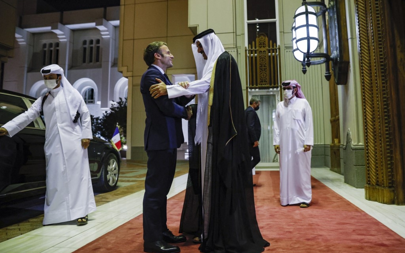 L’émir Tamim ben Ahmad al-Thani reçoit Emmanuel Macron à Doha, le 3 décembre 2021 (AFP/Thomas Samson)