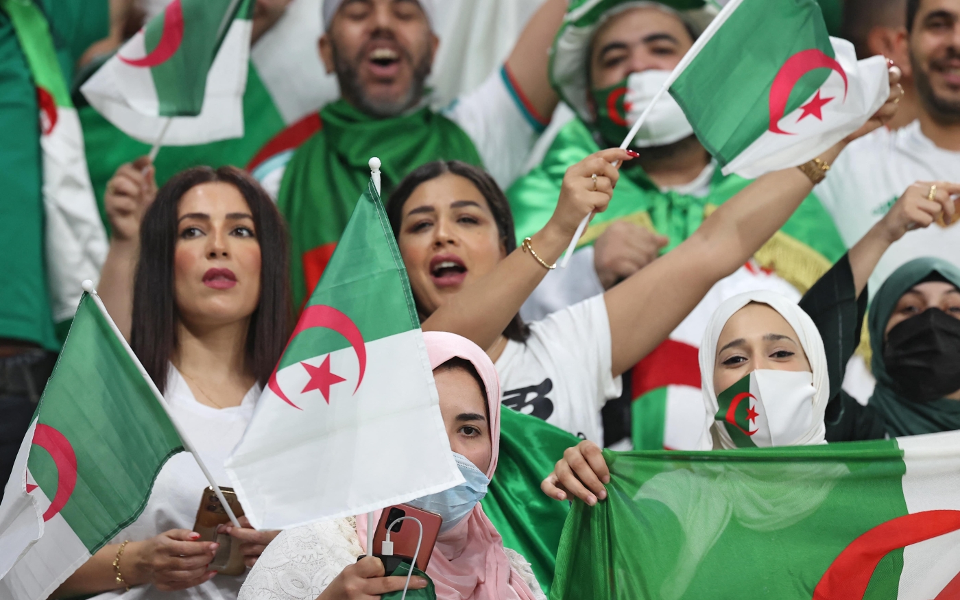 Des supporters algériens acclament leur équipe avant la demi-finale de la Coupe arabe contre le Qatar au stade d’al-Thumama (AFP)