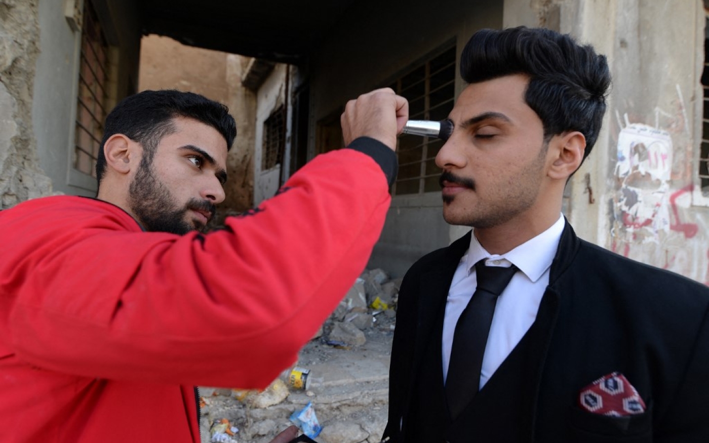  Un des jeunes acteurs se prête à une rapide séance de maquillage sur le tournage à Mossoul, au nord de l’Irak, le 15 décembre 2021 (AFP/Zaid al-Obeidi)