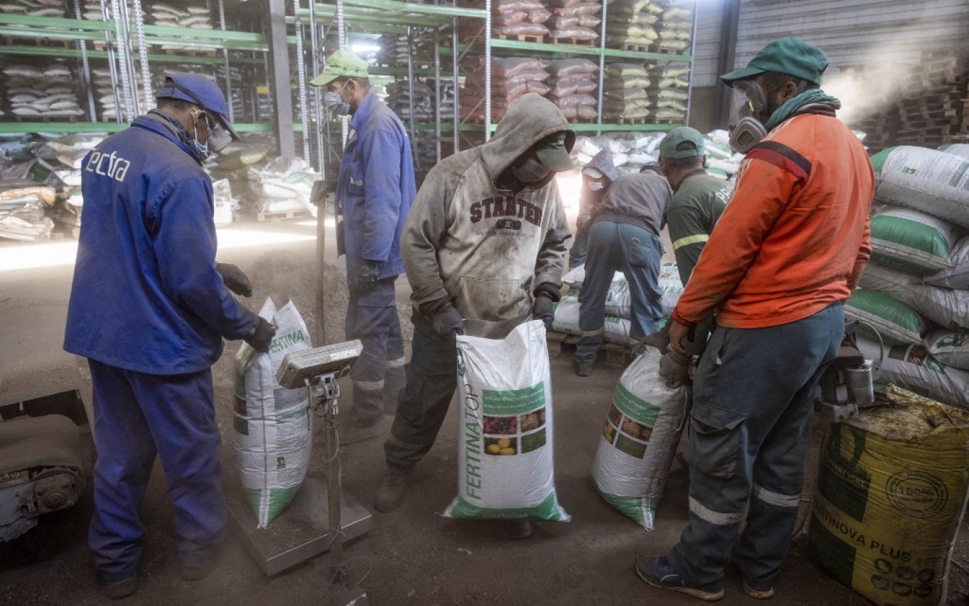 Des ouvriers remplissent des sacs de compost chez Élephant Vert (AFP/Fadel Senna)