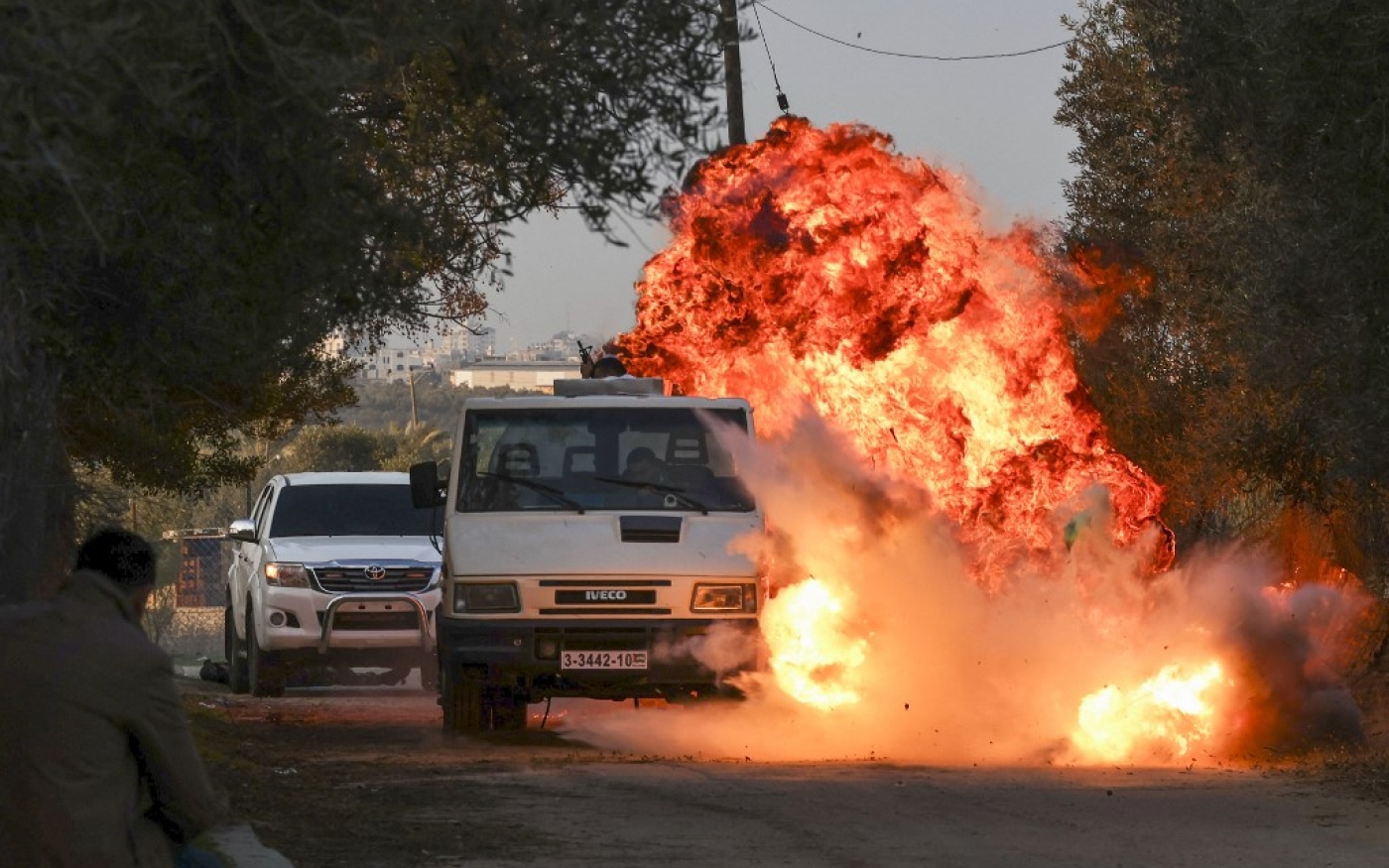 Scène de tournage de la série palestinienne Qabdat al-Ahrar, à Gaza, le 29 décembre 2021 (AFP/Mahmud Hams) 