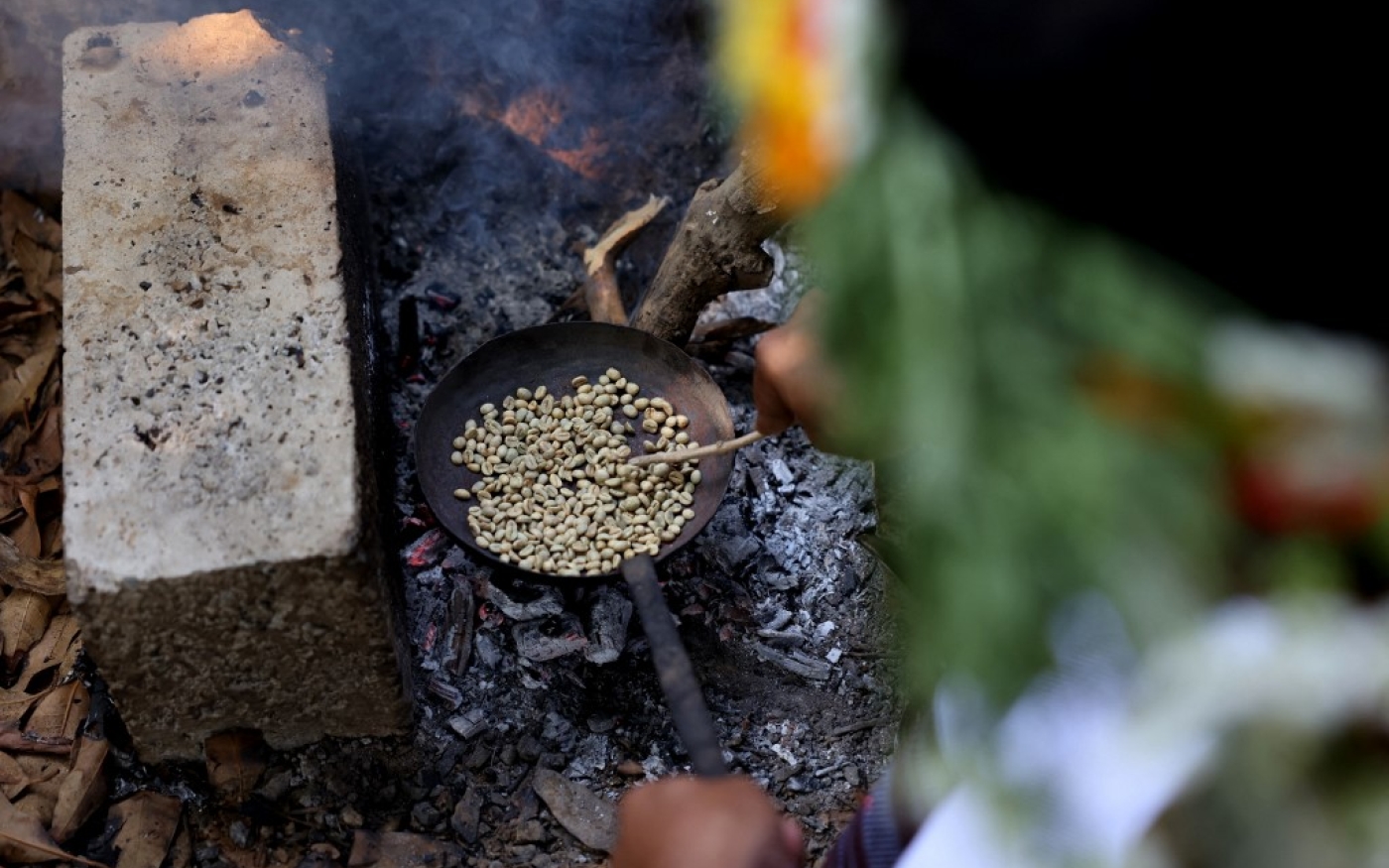 Le fermier saoudien Ahmed al-Malki torréfie des grains de café Khawlani (AFP/Fayez Nureldine)