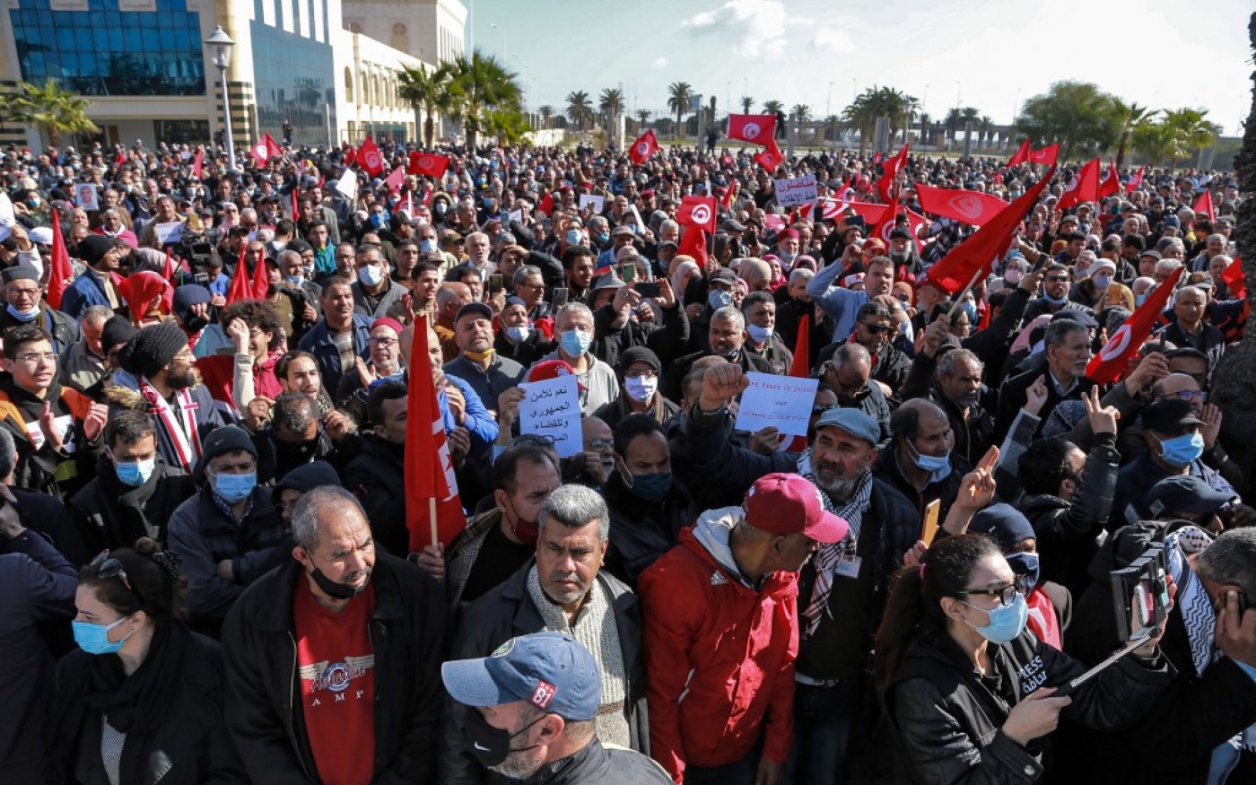 Manifestation contre la récente décision de Kais Saied de dissoudre le Conseil supérieur de la magistrature, à Tunis, le 13 février 2022 (AFP/Anis Mili)