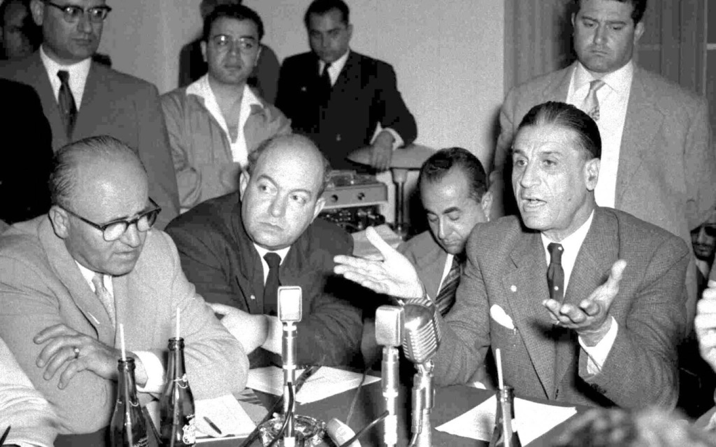 Une photo des années 1960 montre le chef du parti phalangiste libanais Pierre Gemayel (assis à droite) avec des membres de son parti à Beyrouth (AFP)