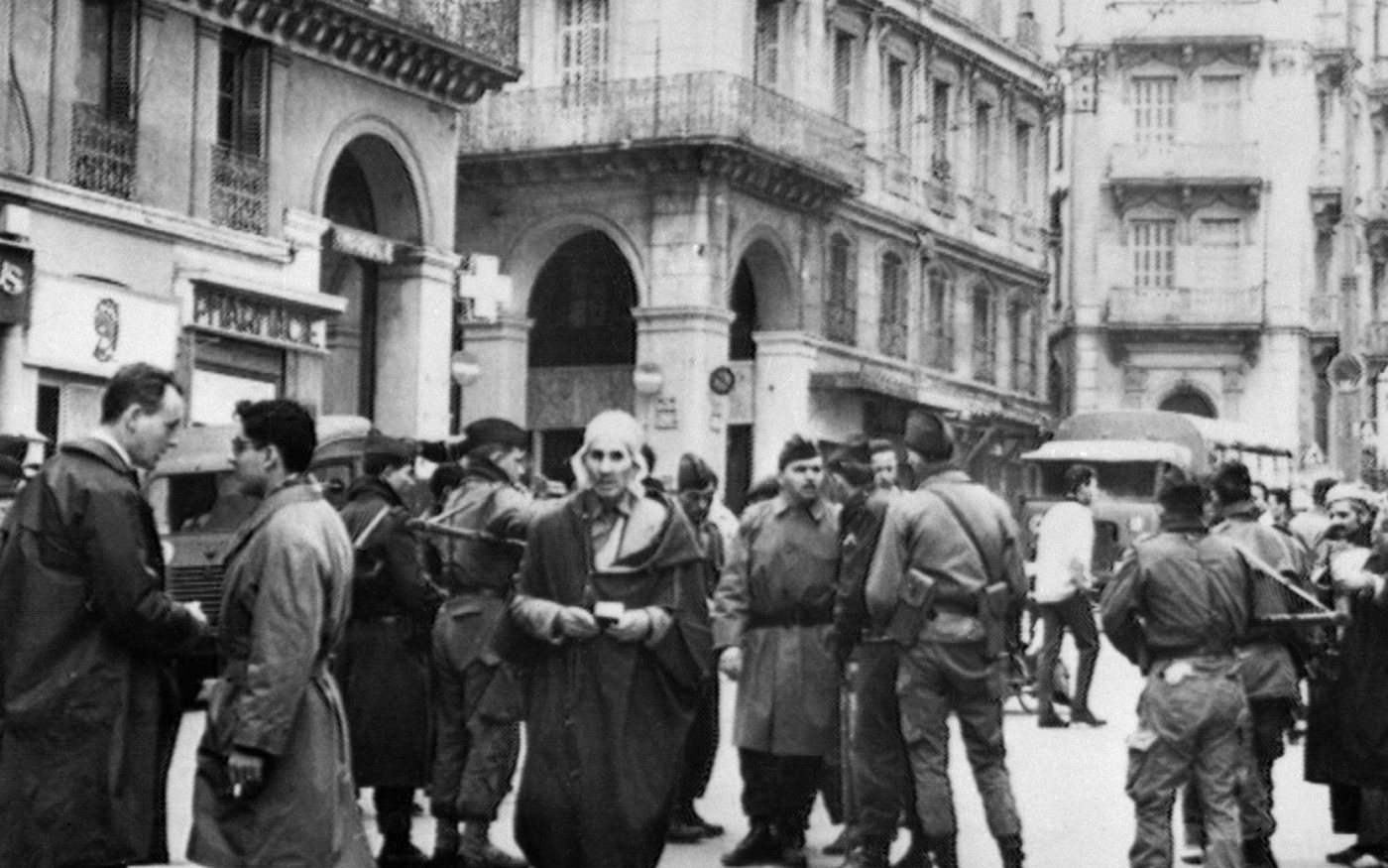 Des soldats français contrôlent l’identité de musulmans à un poste de contrôle, le 12 décembre 1960, en Algérie, quelques jours avant un communiqué de l’ONU reconnaissant le droit à l’autodétermination des Algériens (AFP)