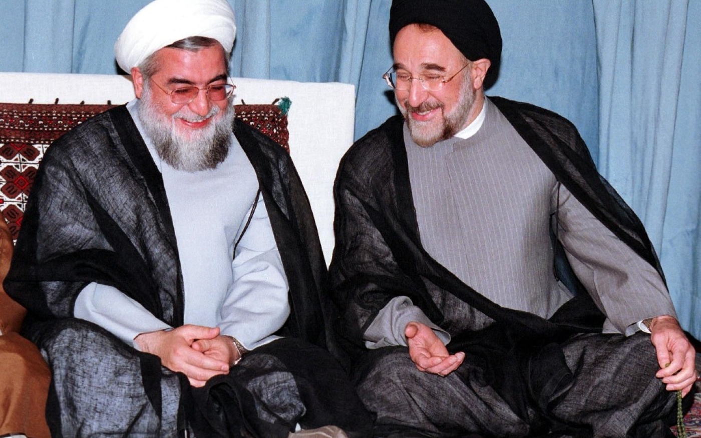 Le président iranien Mohammad Khatami (à droite) rit aux côtés d’Hassan Rohani, alors ancien vice-président du Parlement et nouveau membre du Conseil des experts iranien, en 2000 (AFP)