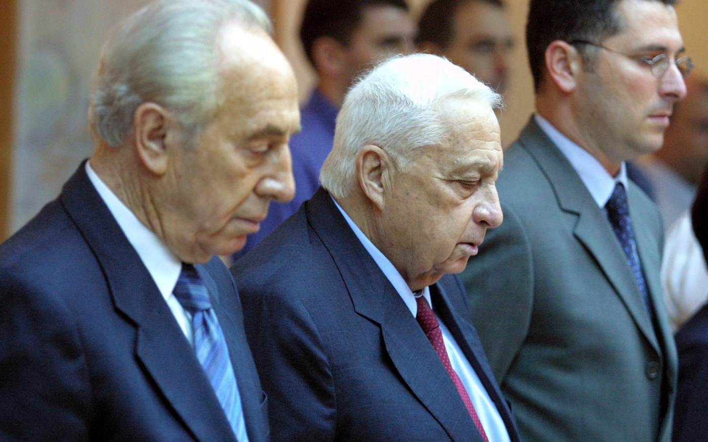 Ariel Sharon (au centre), Shimon Peres (à gauche) et Guideon Saar observent une minute de silence pour les victimes des attentats du 11 septembre 2001 (AFP)
