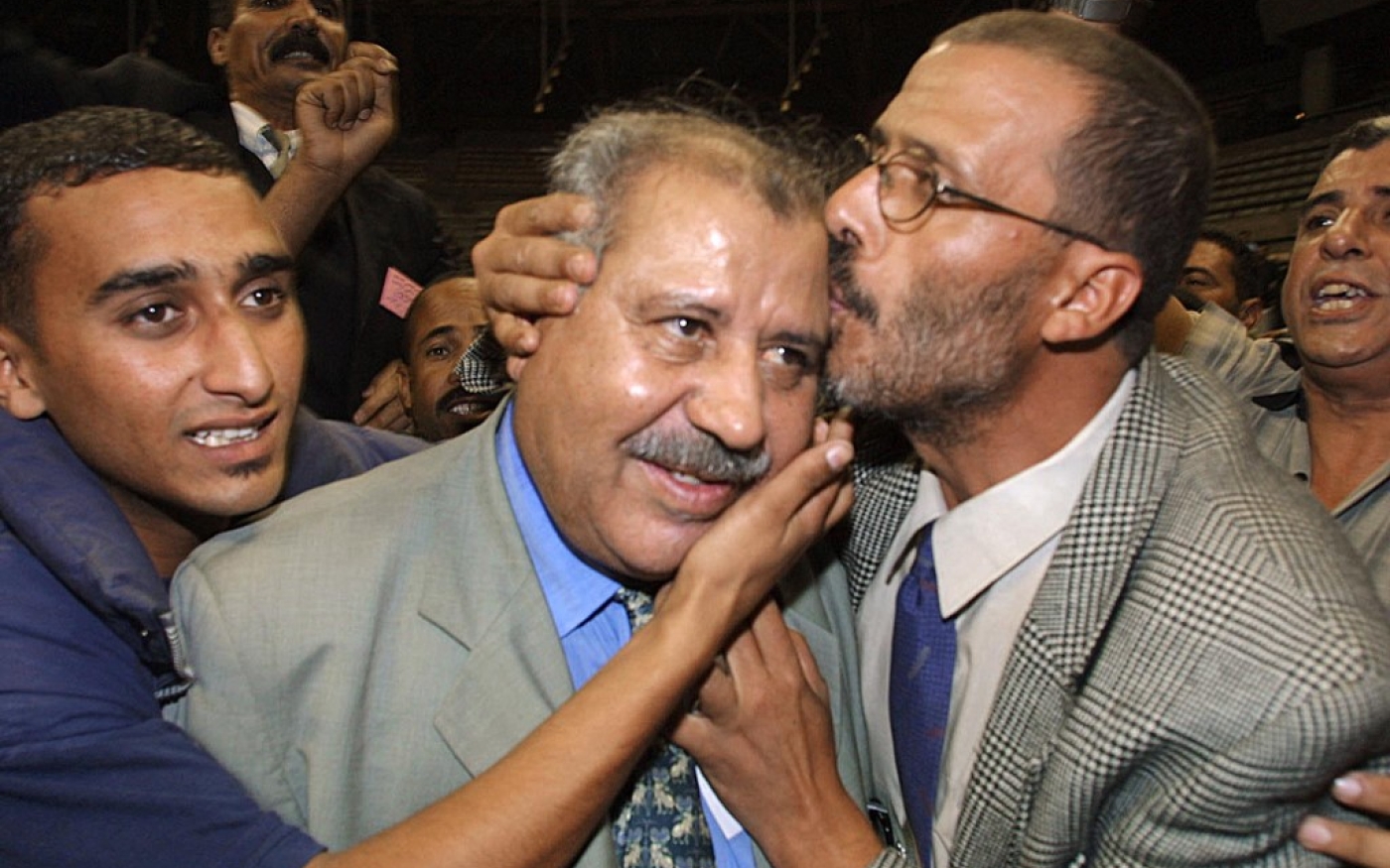 Noubir Amaoui (au centre), dirigeant de la Confédération démocratique du travail (CDT), est accueilli par les militants, le 19 octobre 2001 à Casablanca, lors d’un congrès (AFP/Abdelhak Senna)