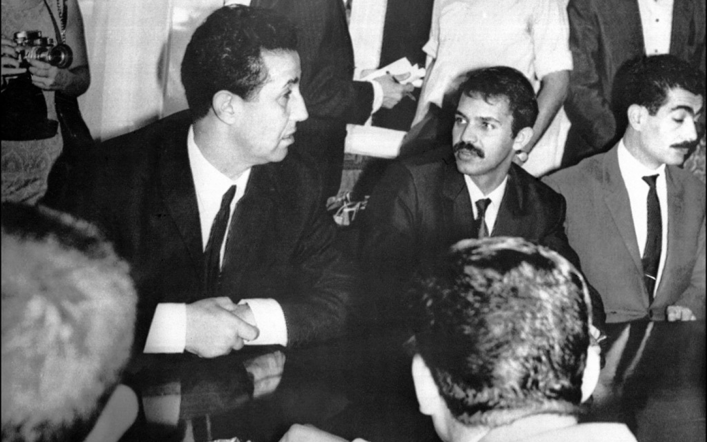 Abdelaziz Bouteflika (à droite) et Ahmed Ben Bella en conférence de presse le 19 septembre 1963 à Alger (AFP)