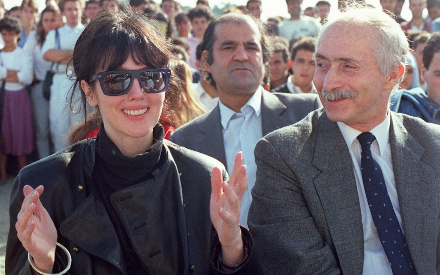 Isabelle Adjani et le militant des droits de l’homme Ali Yahia Abdennour à Alger en novembre 1988 (AFP/Joël Robine)