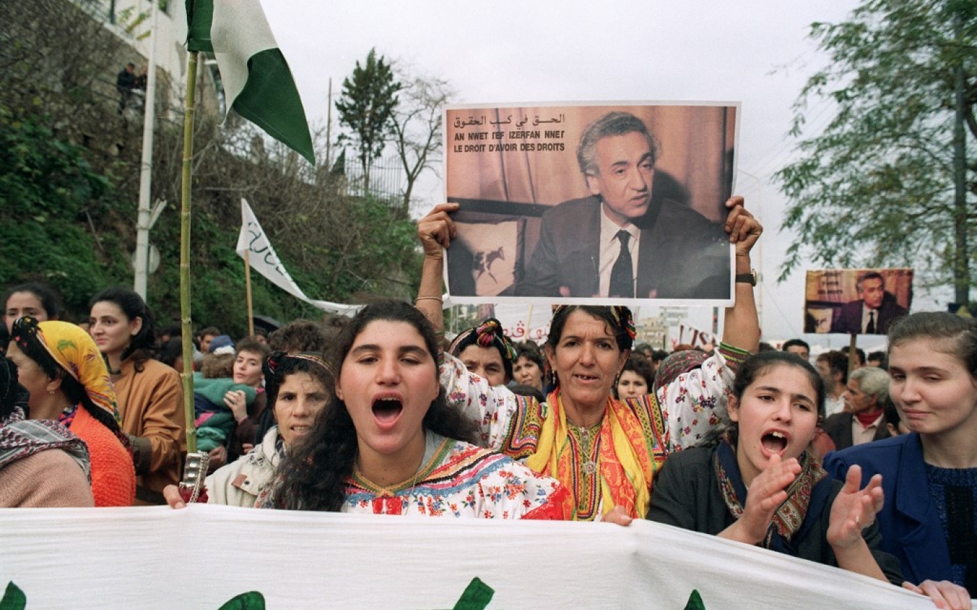 Des femmes protestent contre l’intolérance politique et religieuse à Alger, le 27 décembre 1990, en tenant la banderole du FFS, parti historique d’opposition (AFP/Abdelhak Senna)