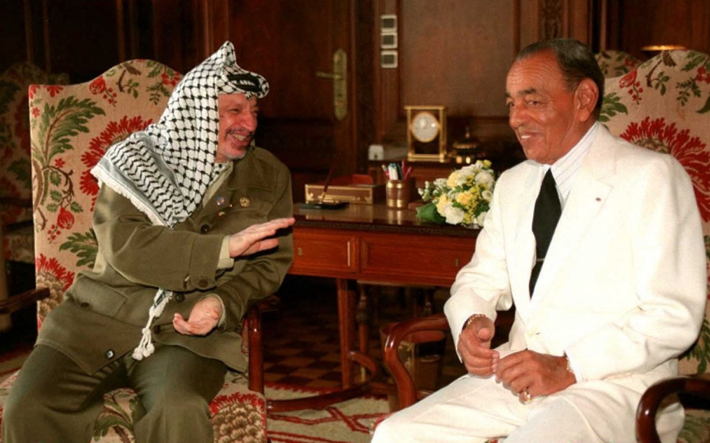 Le roi Hassan II reçoit Yasser Arafat, président de l’Organisation de libération de la Palestine (OLP), à Rabat le 10 juillet 1996 (AFP/Abdelhak Senna)