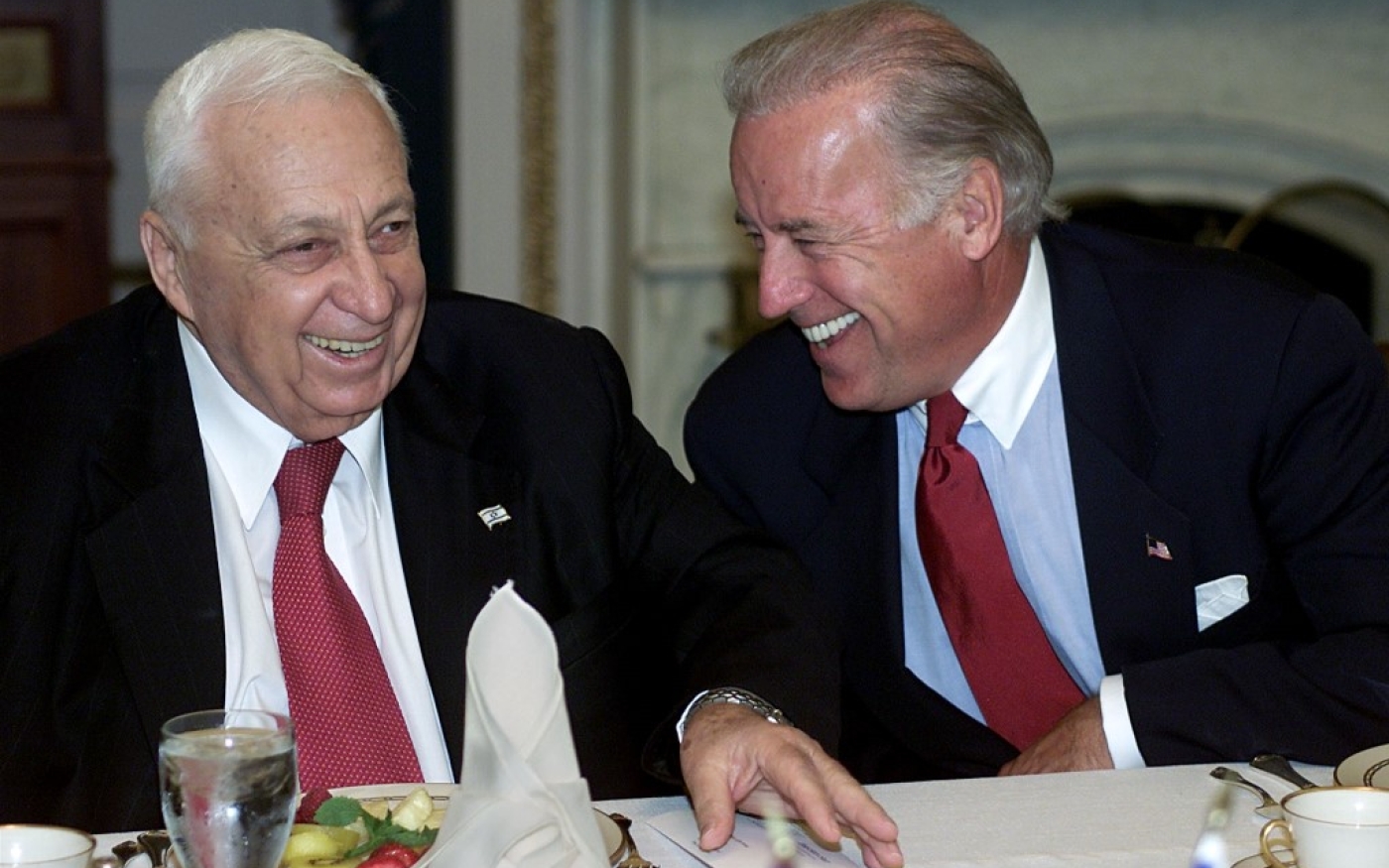 Le Premier ministre Ariel Sharon, en visite aux États-Unis pour remercier les deux chambres du Congrès pour leur soutien à Israël, plaisante avec Joe Biden, alors sénateur, le 11 juin 2002 (AFP)
