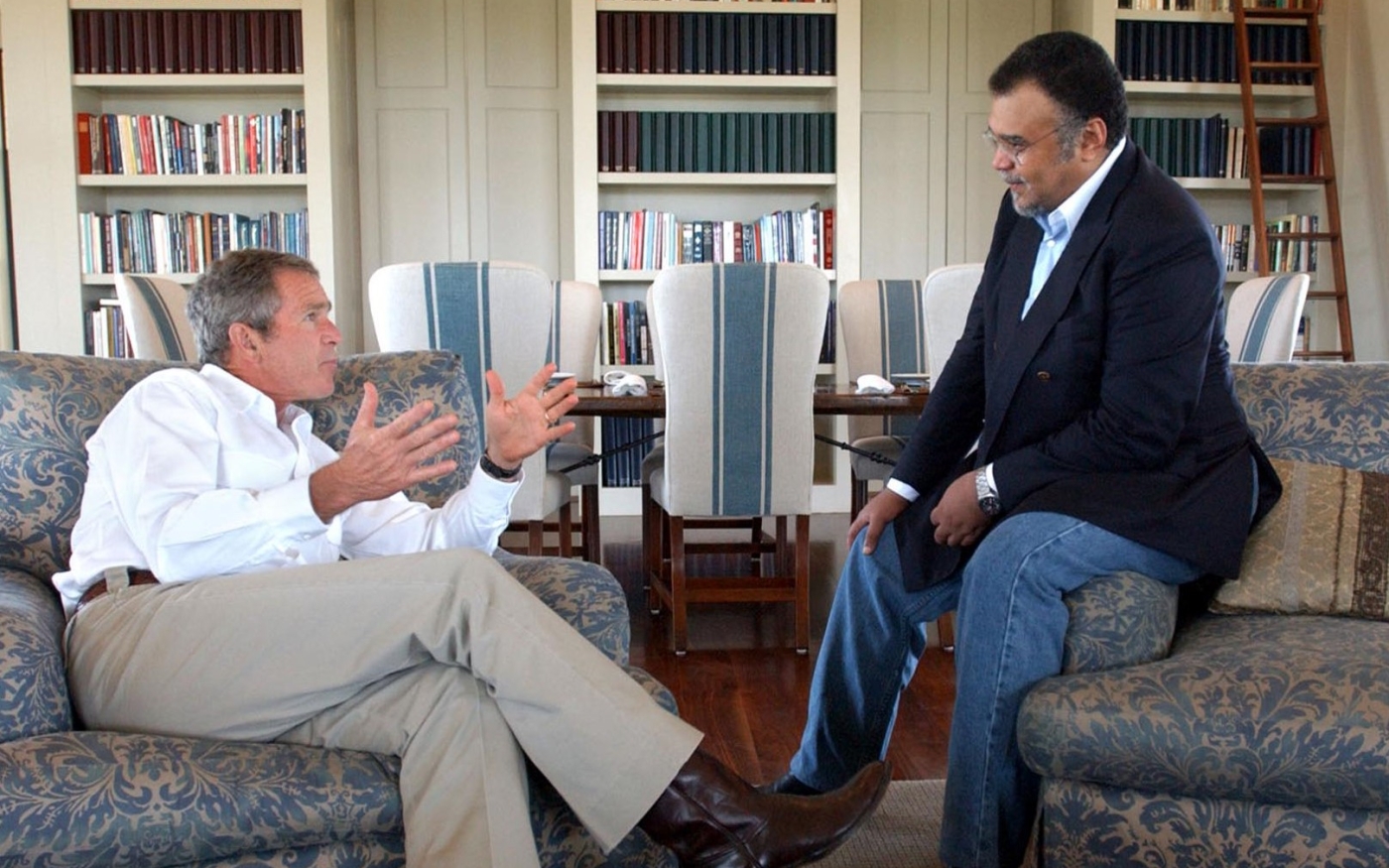 Le président américain George W. Bush (à gauche) rencontre l’ambassadeur d’Arabie saoudite aux États-Unis, le prince Bandar ben Sultan, dans le ranch Bush au Texas, le 27 août 2002 (AFP)