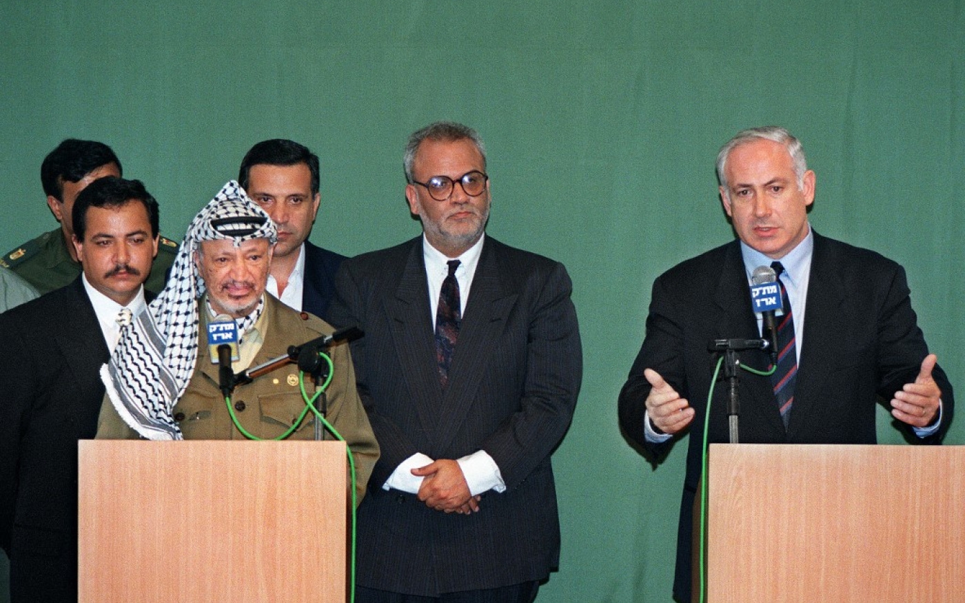 Le Premier ministre israélien Benyamin Netanyahou (à droite) et le président palestinien Yasser Arafat (à gauche) en conférence de presse, après leur rencontre, le 4 septembre 1996 (AFP)