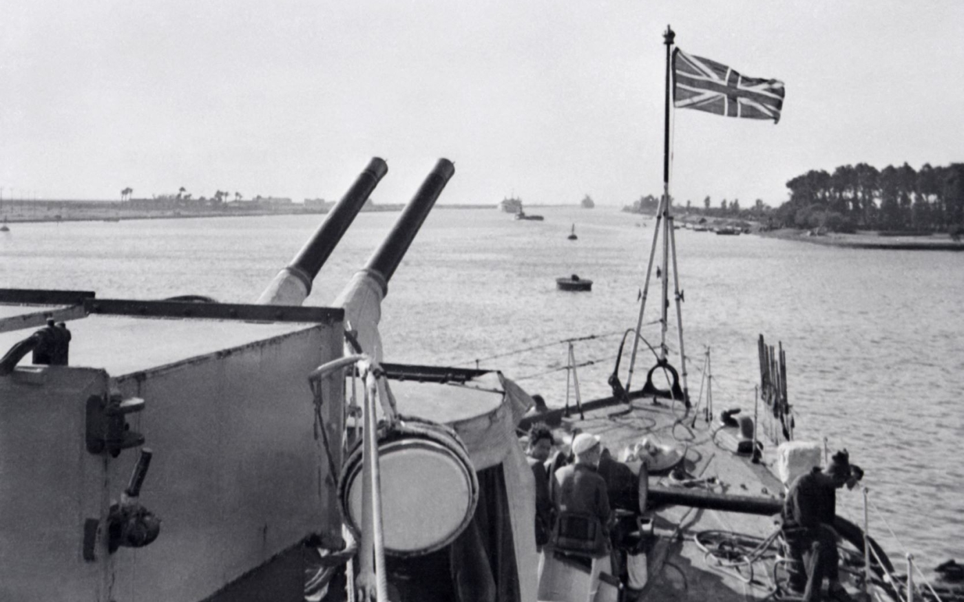 Un navire britannique ancré près des rives du canal de Suez, dans les années 1950, en Égypte (AFP)