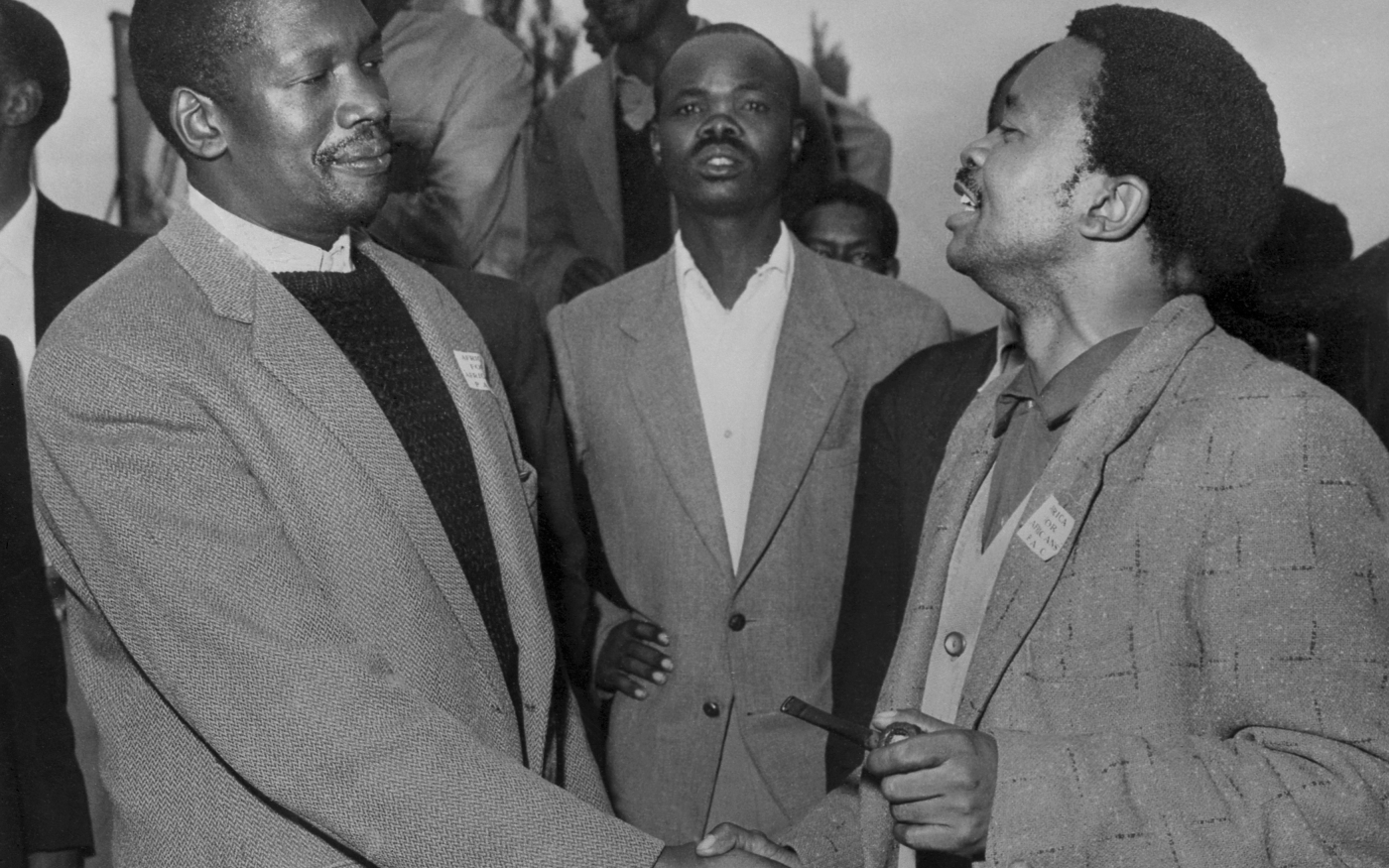 Photo non datée du fondateur du Congrès panafricaniste sud-africain Robert Sobukwe (G) avec Potlako Leballo (D), membre du PAC. Le Congrès panafricaniste (PAC) est un mouvement de libération sud-afric