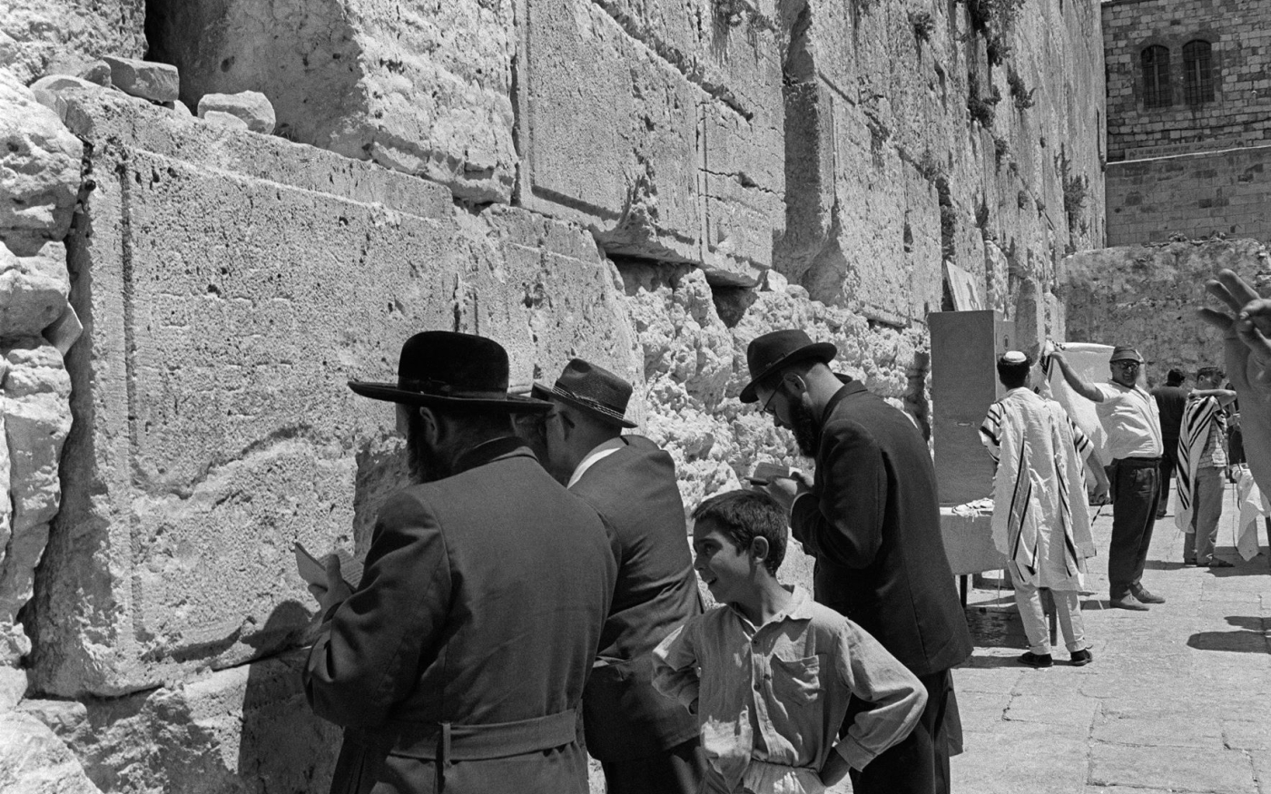 Des juifs prient au mur des Lamentations à Jérusalem après la conquête israélienne de Jérusalem-Est, le 9 juin 1967 (AFP)