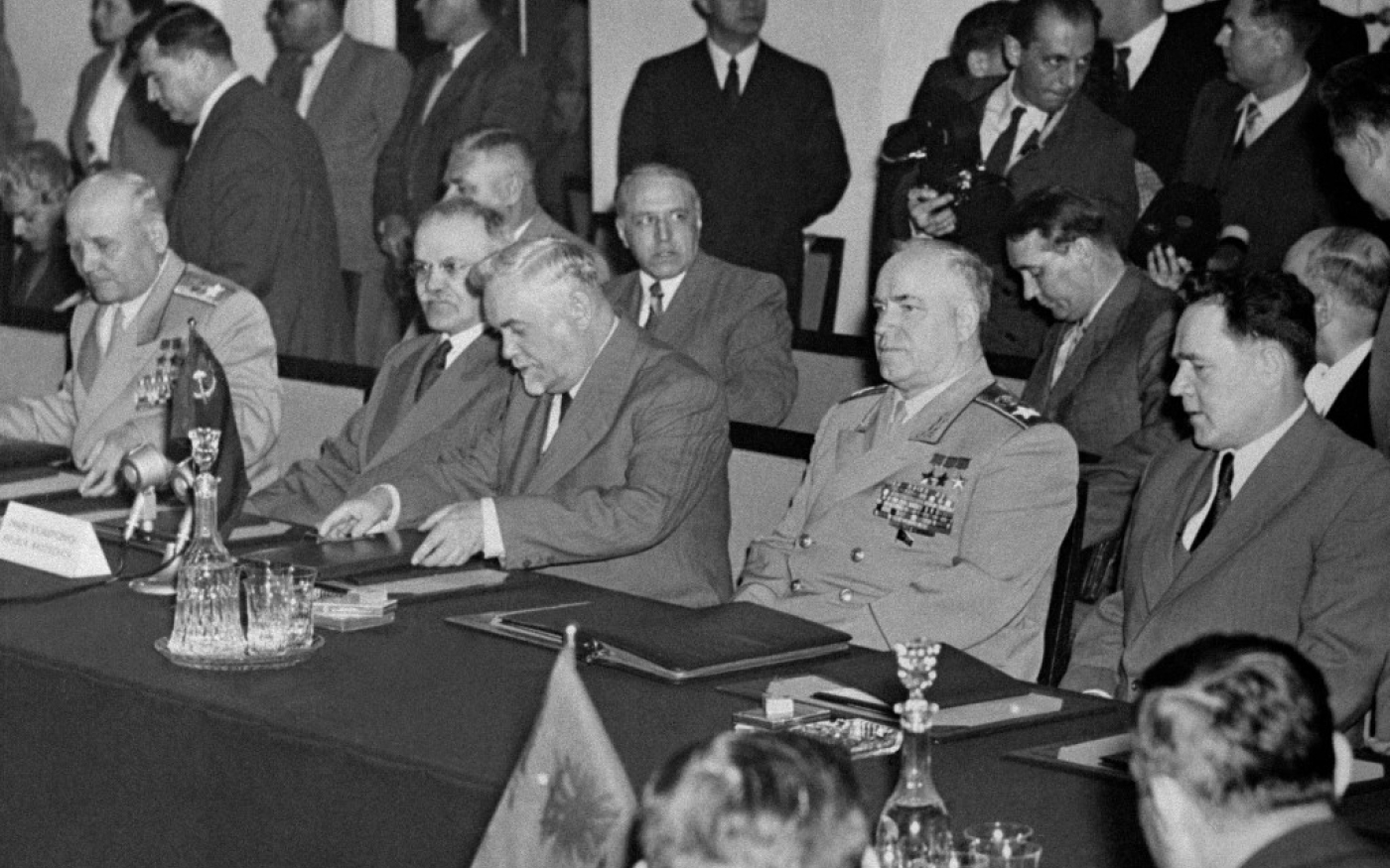 La délégation soviétique participe, le 13 mai 1955, au conclave du bloc communiste réunissant les huit pays d’Europe de l’Est avant la signature du traité d’amitié, de coopération et d’assistance mutuelle communément appelé pacte de Varsovie (AFP)