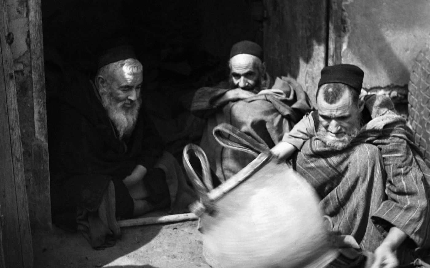 Potiers dans le quartier juif de Marrakech, au Maroc, en 1946 (AFP)