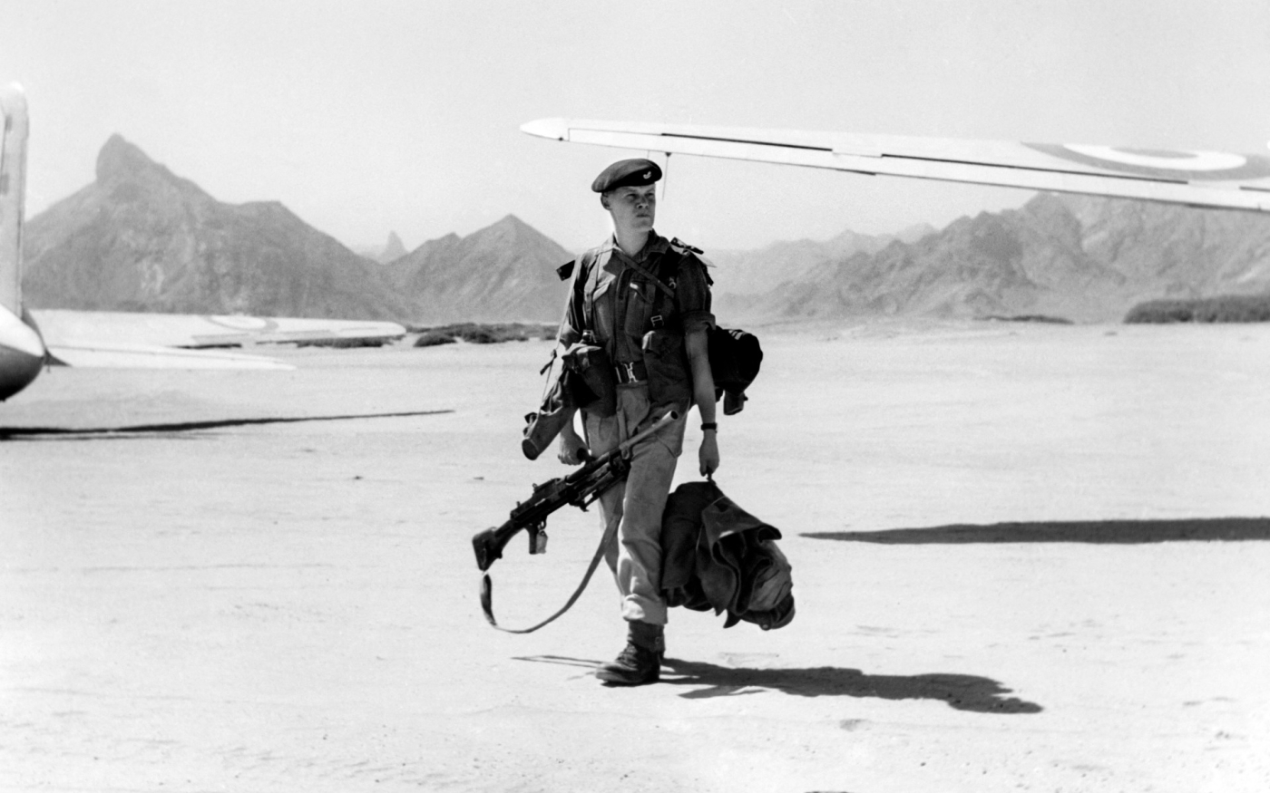 Un soldat de l’infanterie légère de Durham, régiment d’infanterie de l’armée britannique, atterrit sur la base aérienne de Beihan dans le désert d’Aden en 1957 (AFP)