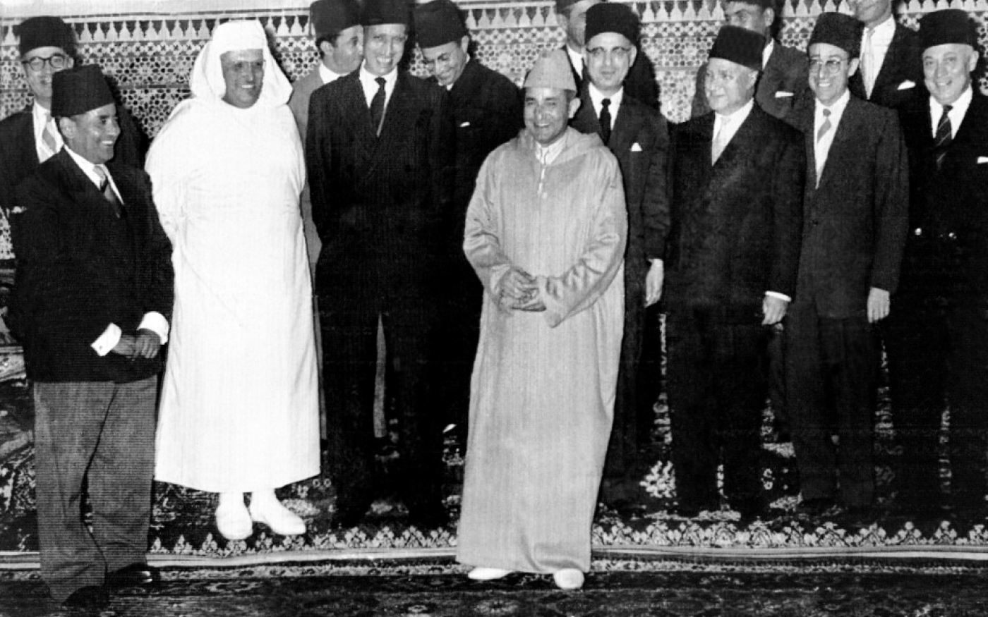 Le 27 octobre 1956, le sultan du Maroc Mohammed ben Youssef entouré des membres du nouveau gouvernement (AFP)
