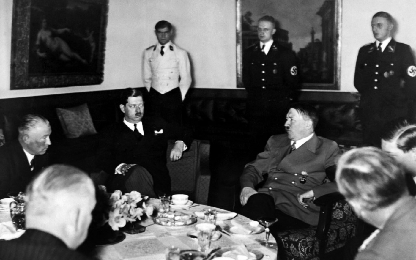 Les Premiers ministres Lord Neville Chamberlain (Royaume-Uni), Edouard Daladier (France), le chancelier allemand Adolf Hitler, Benito Mussolini (Italie) et le ministre italien des Affaires étrangères, le comte Gian Galeazzo Ciano, réunis le 29 septembre 1938 à Munich pour signer le traité de Munich (AFP)