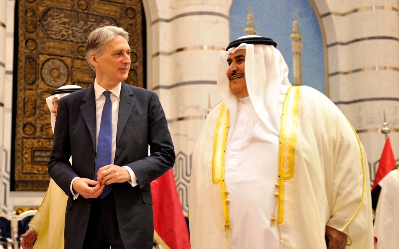 Philip Hammond (à gauche), alors secrétaire d’État britannique aux Affaires étrangères, s’entretient avec le ministre bahreïni des Affaires étrangères Khalid ben Ahmed al-Khalifa, en 2016 dans la ville saoudienne Djeddah (AFP)