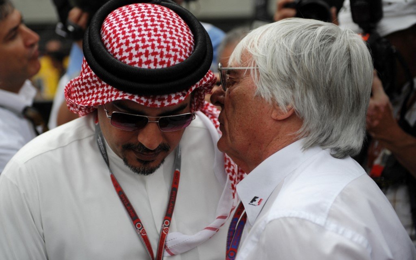 Le prince héritier bahreïni Salmane ben Hamad al-Khalifa (à gauche) en compagnie de Bernie Ecclestone, lors du Grand Prix de Bahreïn 2012 (AFP)