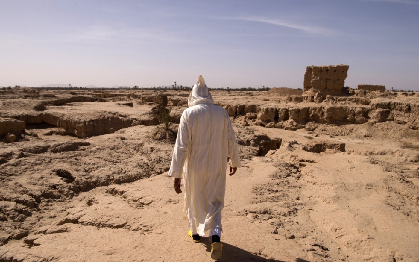 Un homme marche dans une région désertique qui faisait pourtant partie d’une oasis, en octobre 2016, au Maroc (AFP)