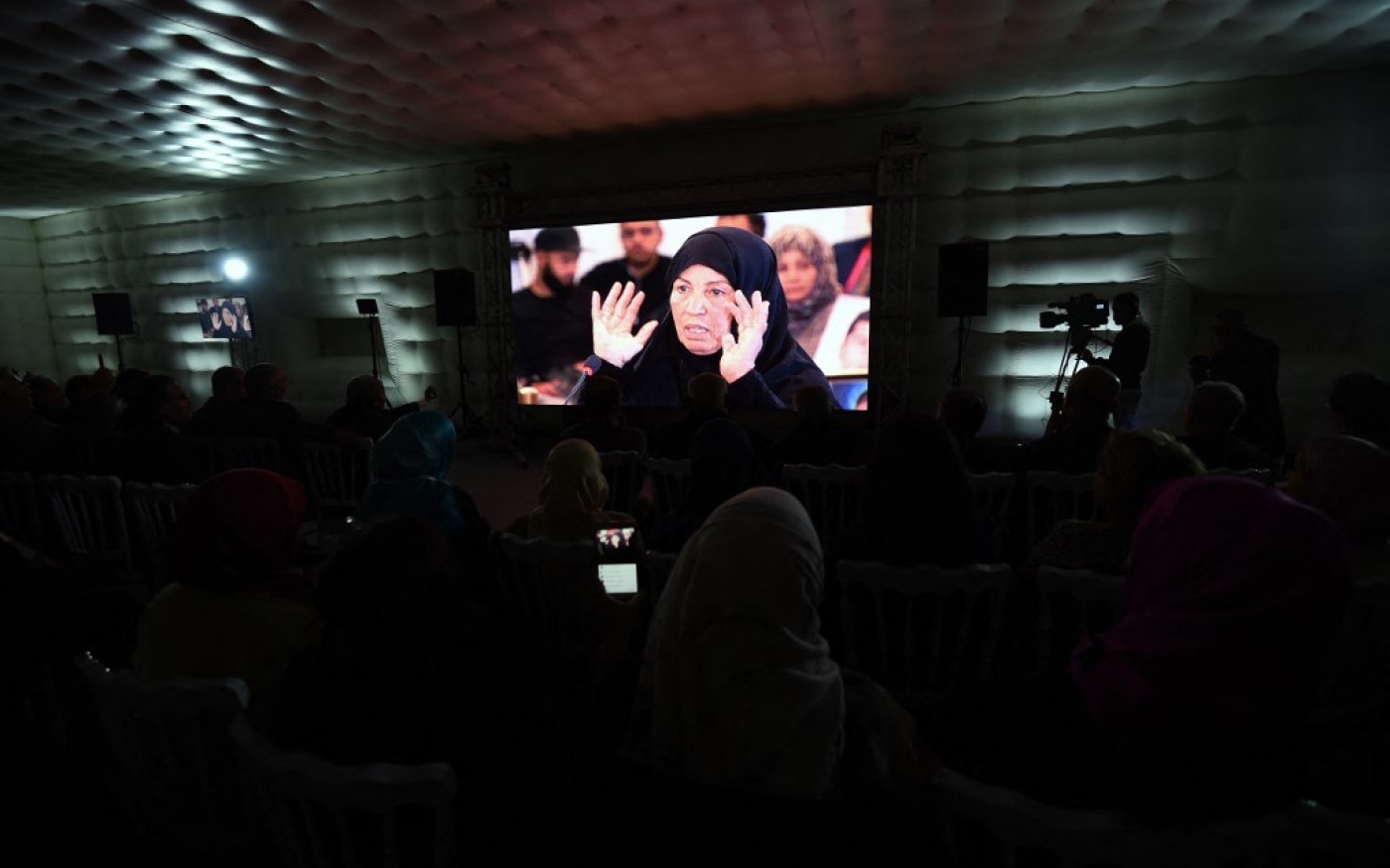 Retransmission d’une émission où la mère d’un manifestant, abattu en janvier 2011 lors du soulèvement contre Ben Ali, livre son témoignage devant l’Instance vérité et dignité (AFP/Fethi Belaïd)